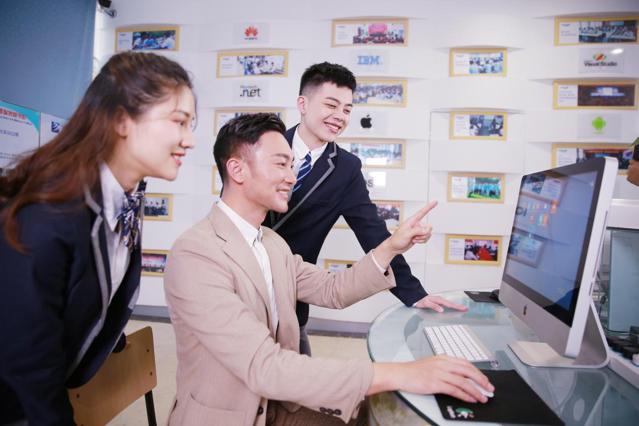 What？聽說新華云課堂能帶你走出傳統(tǒng)課堂，享受個性化學習！
