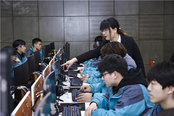 初<a href=http://njxh.cn target=_blank class=infotextkey>高中</a>畢業(yè)，應該學什么？去哪里學？