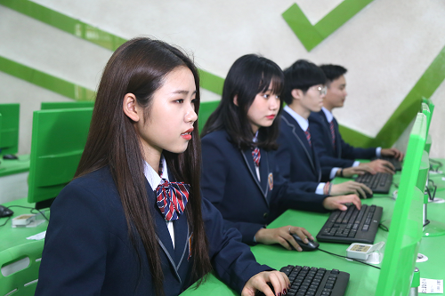 女生初中畢業(yè)學(xué)什么？女生適合學(xué)互聯(lián)網(wǎng)嗎？