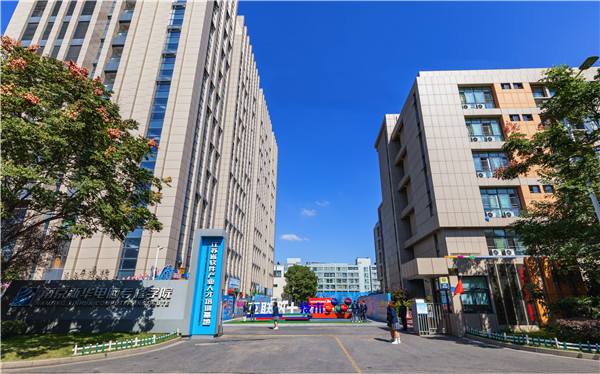 南京有什么學校適合初中畢業(yè)的？
