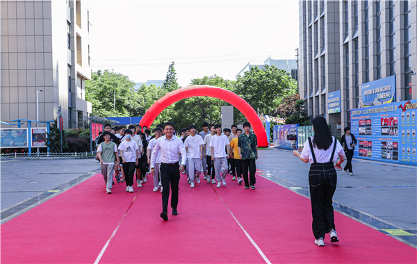 巔峰實(shí)習(xí)，京彩有你 ——南京新華京東618實(shí)習(xí)項(xiàng)目總結(jié)與表彰大會圓滿結(jié)束