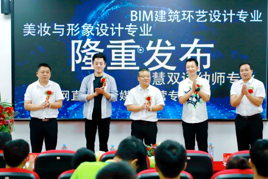 傳遞向上力量！新華電腦學(xué)?！独蠋焷砹恕?月繼續(xù)開講！