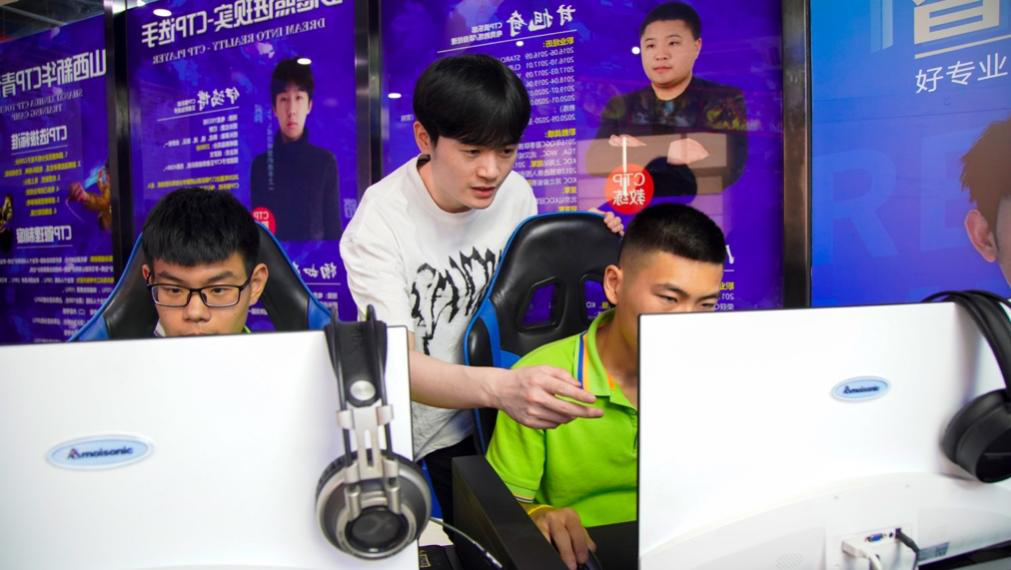 傳遞向上力量！新華電腦學(xué)?！独蠋焷砹恕?月繼續(xù)開講！