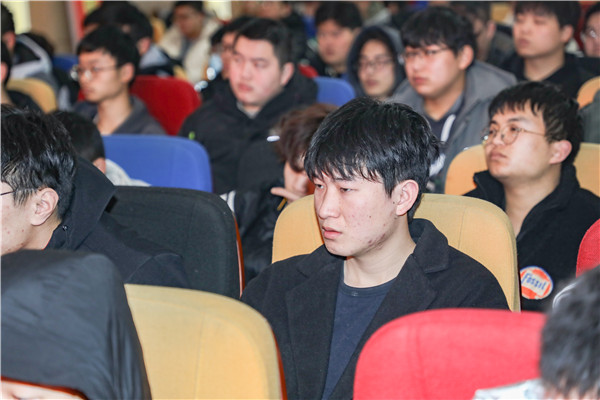 就業(yè)問(wèn)題是重大的經(jīng)濟(jì)社會(huì)問(wèn)題，具有重要性、緊迫性和長(zhǎng)期性，“就業(yè)難”成了絕大多數(shù)年輕人心中的困惑。為幫助我校學(xué)生做出清晰明確的就業(yè)規(guī)劃，提高同學(xué)們的就業(yè)競(jìng)爭(zhēng)力，2022年2月25日上午，南京新華平面設(shè)計(jì)的聞繪敏講師于學(xué)術(shù)報(bào)告廳為同學(xué)們開(kāi)展了以“新職業(yè)，新技術(shù)，新青年”為主題的畢業(yè)生職業(yè)規(guī)劃及求職技巧講座。