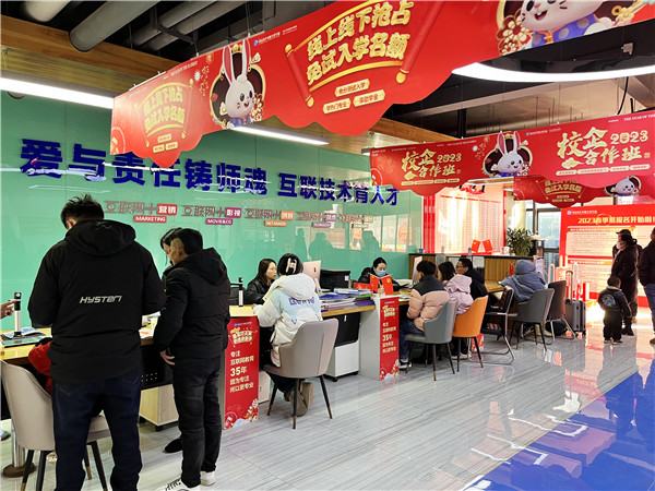 喜迎開學(xué) 圓夢(mèng)新華|直擊南京新華火熱報(bào)名現(xiàn)場(chǎng)！