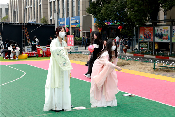 “三八”國(guó)際婦女節(jié)來(lái)臨，南京新華向所有女性致以節(jié)日最美好的祝福！