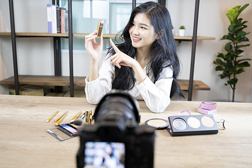 1765241585856590.jpg 花瓣素材_圖像,青年人,顯示器,女性,電視攝像機(jī),亞洲,商務(wù),博客,一個(gè)人,泰國_1646036.jpg