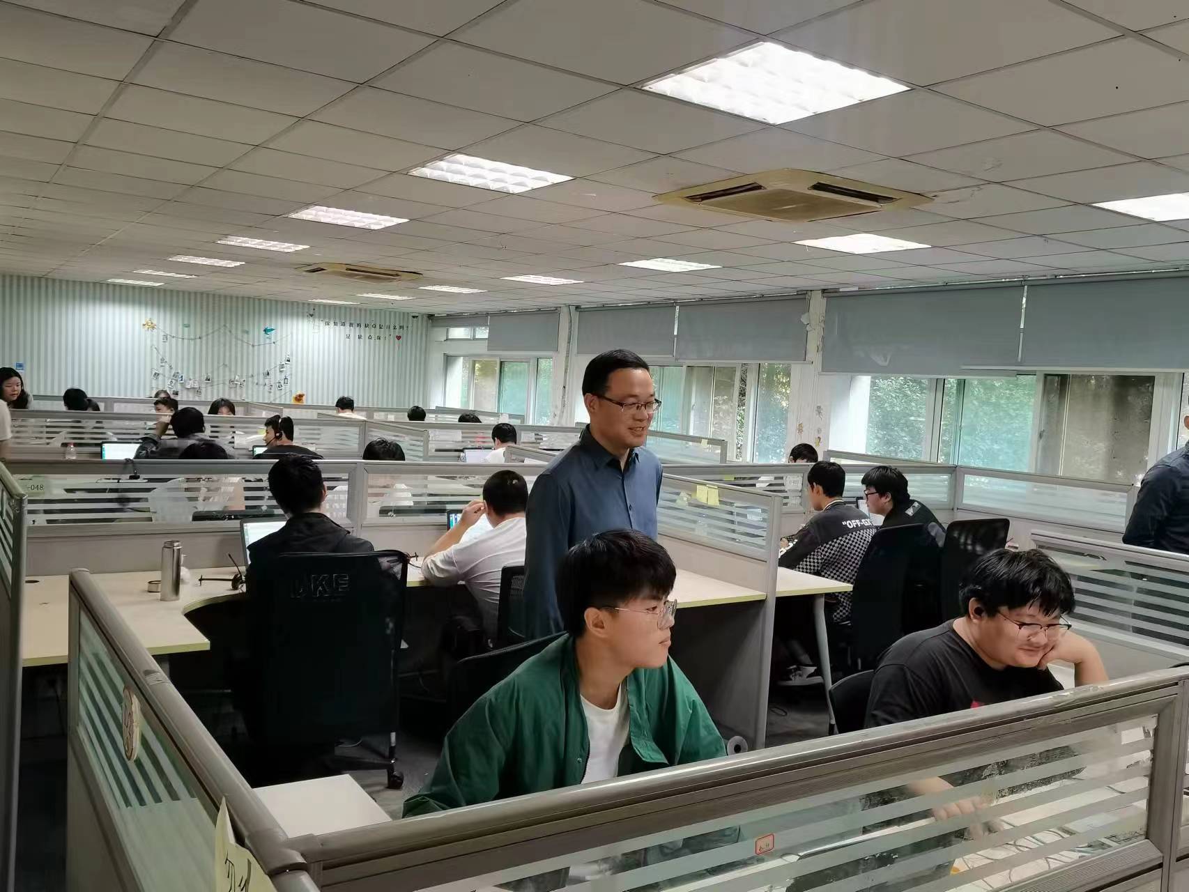 回訪企業(yè)實(shí)習(xí)學(xué)生，關(guān)懷職業(yè)成長道路