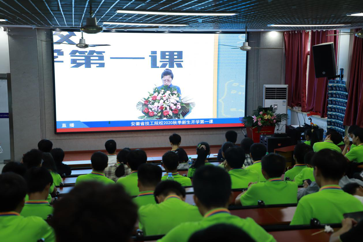 今天，新華萬(wàn)名師生同上一堂課，是一種什么樣的體驗(yàn)？