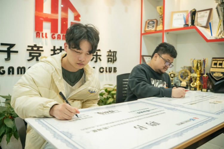 實(shí)力見證！又一新華電腦教育學(xué)子簽約AG俱樂部！