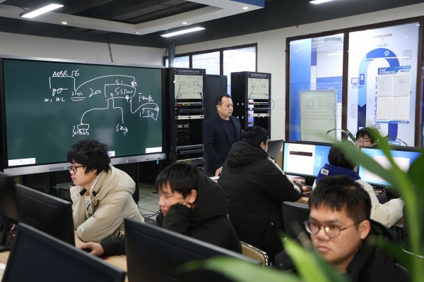 初中成績不好上不了高中怎么辦？南京新華為你點亮技能人生！
