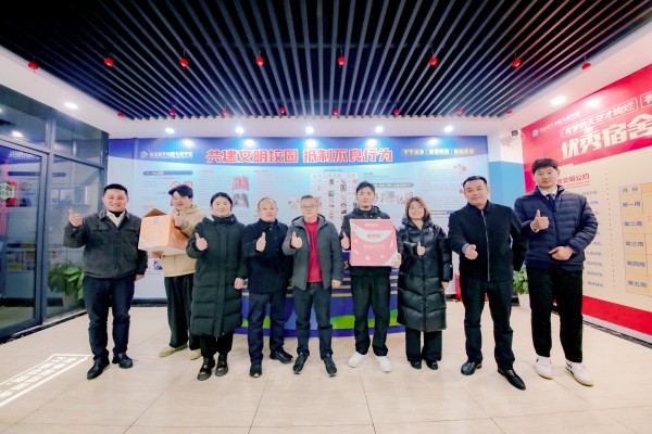 南京新華吳元紅校長晚間慰問查寢，并為學生送關(guān)懷！